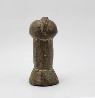 Figure de forme phallique dont la tête présente un visage ré…