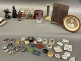 de nombreux objets différents posés sur une table