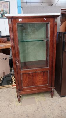 une petite armoire avec une porte vitrée au milieu