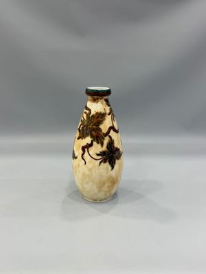 un vase orné d'un dragon posé sur une table