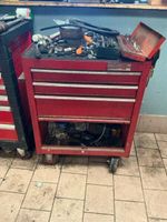 Une servante d'atelier roulante WURTH en acier peint rouge, …