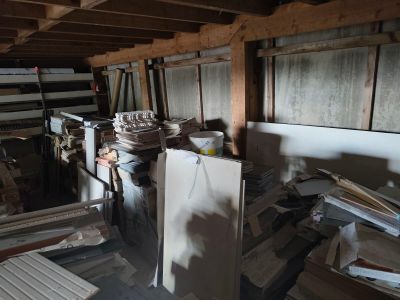 une pièce remplie de bric-à-brac
