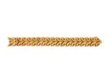 un gros plan d'un bracelet en galon doré sur fond blanc