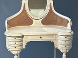 un meuble-lavabo blanc surmonté d'un miroir