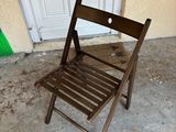 une chaise en bois posée sur le sol en béton à l'extérieur d'un immeuble