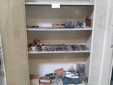 une armoire ouverte contenant de nombreux outils