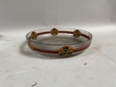 une image représentant un bol en verre orné d'un motif floral