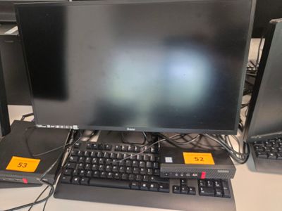 trois écrans d'ordinateur et un clavier posés sur un bureau