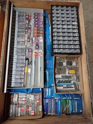une boîte contenant tout un assortiment d'appareils électroniques