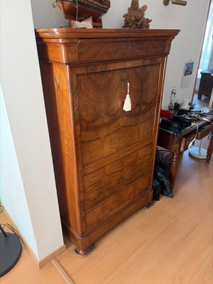 un grand meuble en bois surmonté d'une horloge