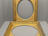 un cadre photo ancien doré avec un miroir au centre