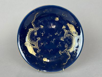 CHINE, XIXe siècle - ASSIETTE en porcelaine émaillée bleu po… - Photo 1