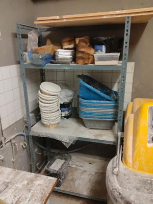 une cuisine avec beaucoup de vaisselle sur les étagères