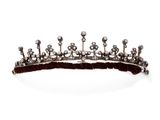 un tiare ancien en argent serti de diamants sur fond blanc