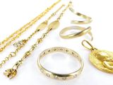 plusieurs types différents de bijoux en or sur un fond blanc