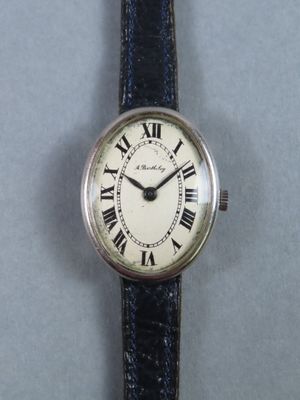 gros plan d'une montre-bracelet avec des chiffres romains