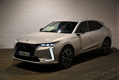 la voiture blanche est garée dans un garage dont le sol est recouvert de carreaux