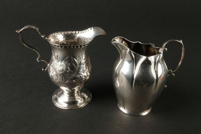 ensemble composé d'un pot à crème et d'un sucrier anciens en métal argenté