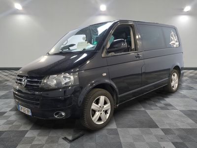 la photo d'une camionnette noire garée dans un garage