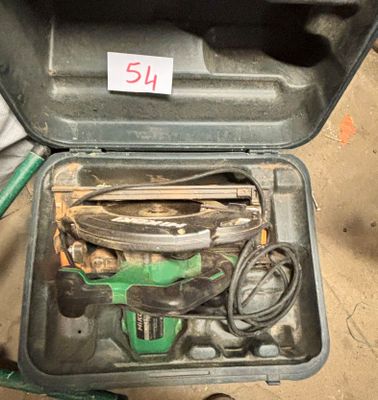 une boîte contenant des outils posée sur le sol