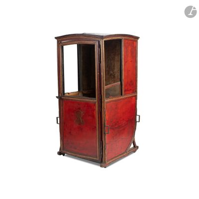 une armoire rouge munie d'une porte vitrée