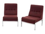 une paire de fauteuils de salon rouges aux pieds chromés sur fond blanc