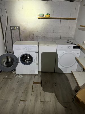 un lave-linge et un sèche-linge dans une petite pièce