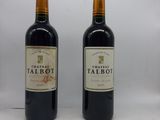 deux bouteilles de vin rouge posées l'une à côté de l'autre