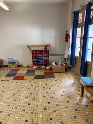 une pièce où il y a beaucoup de jouets par terre