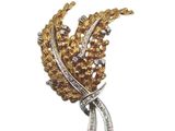 une image représentant une broche ornée d'un bouquet de fleurs