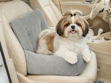 un chien assis sur la banquette arrière d'une voiture