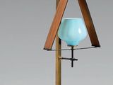 trois oiseaux perchés sur un socle en bois