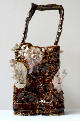 un sac en papier brun orné de fleurs, posé sur une table