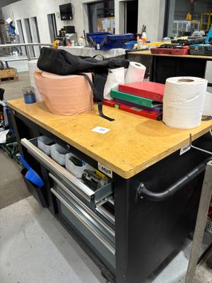 de nombreux rouleaux de papier toilette posés sur un établi