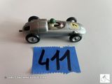 une petite voiture miniature avec un numéro à l'avant