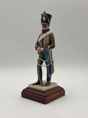 une statue représentant un homme en uniforme militaire tenant un fusil