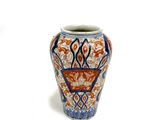 un vase posé sur une surface blanche