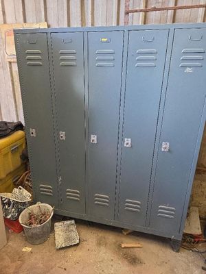 deux casiers dans une pièce où se trouve un seau à ordures