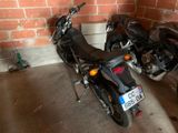 deux motos garées l'une à côté de l'autre dans un garage