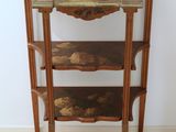 une étagère en bois à trois tablettes et une horloge accrochée au mur
