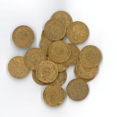 quelques pièces d'or sont éparpillées sur une surface blanche