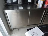 un micro-ondes et un four à micro-ondes posés sur un plan de travail de cuisine