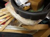 un seau rempli d'objets posé par terre à côté de cartons