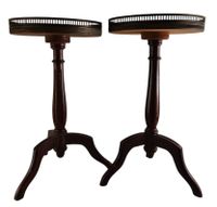 Paire de guéridons garniture cuivre dessus marbre.