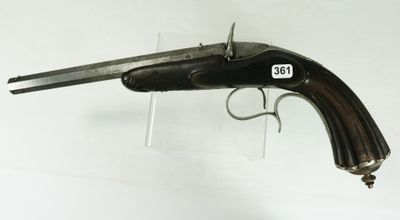 un gros plan d'une arme à feu accrochée au mur