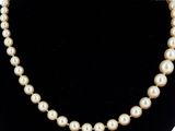 un collier de perles blanches sur un mannequin noir