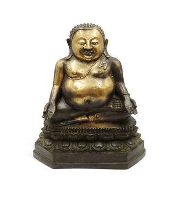 statue d'un Bouddha souriant, assis sur un socle, sur fond blanc