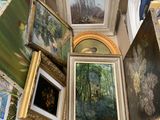 de nombreux tableaux et peintures exposés dans une pièce