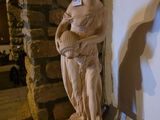 une statue de femme tenant un bébé sur une table