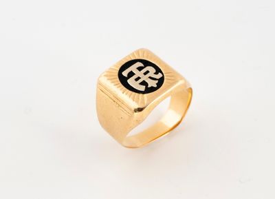 une bague en or ornée d'un logo en noir et blanc